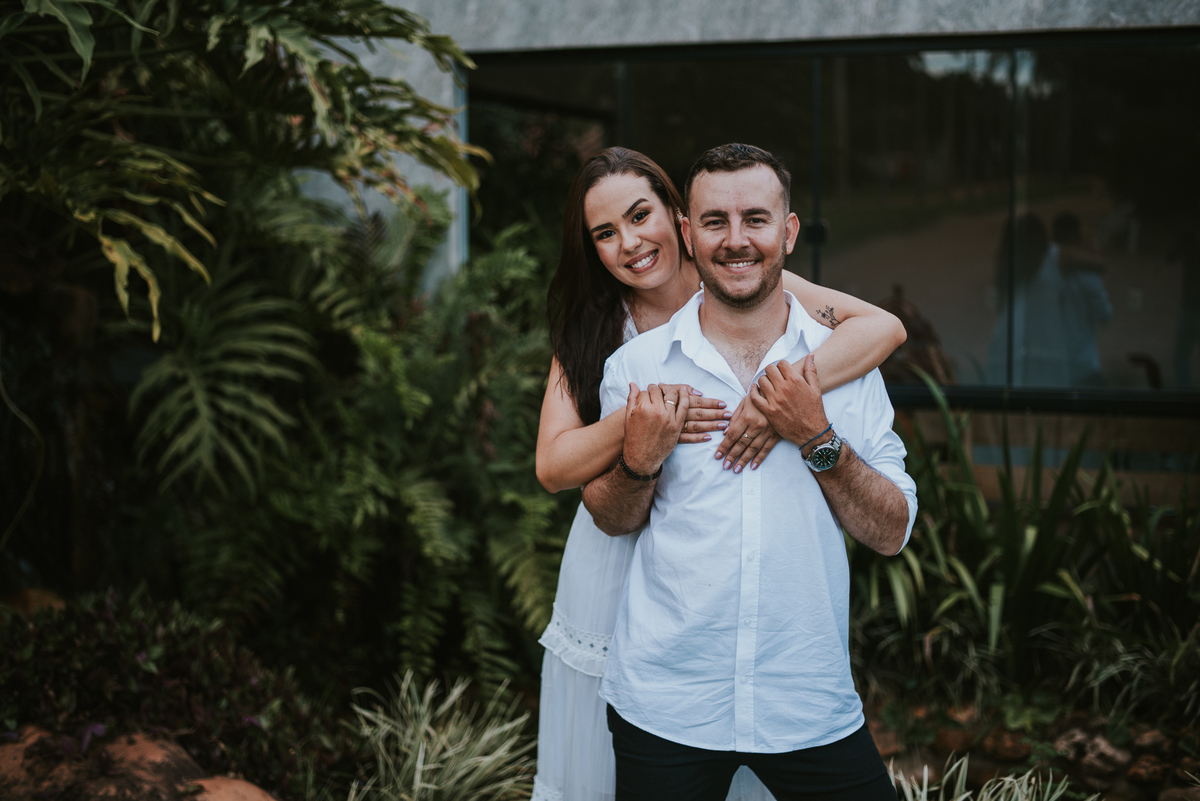 Ensaio externo de casal em Rondonópolis com direção humanizada e foco em experiências leves e naturais.