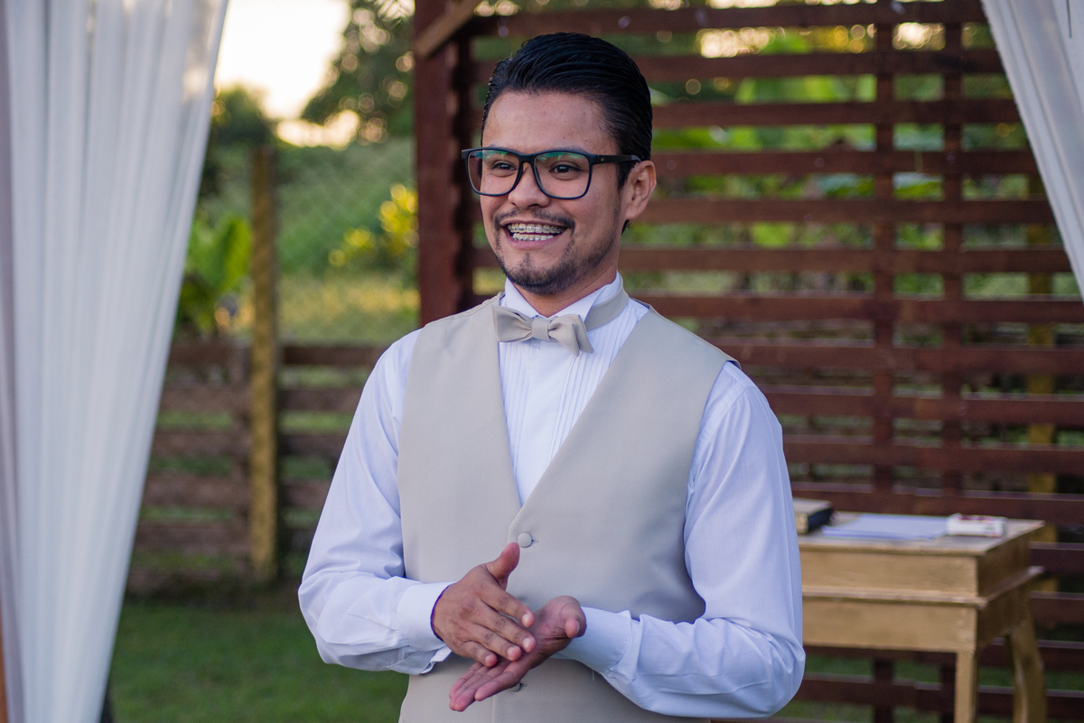 Ah o noivo todo faceiro com seu pagode