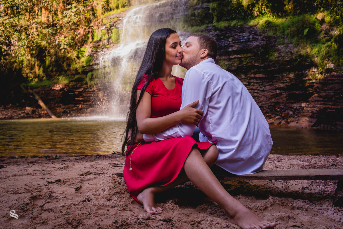 o ensaio do pre casamento aconteceu em um lugar lindo