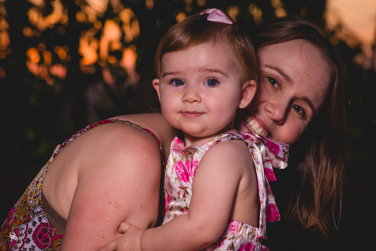 Que a vida devia ser bem melhor e será,
Mas isso não impede que eu repita