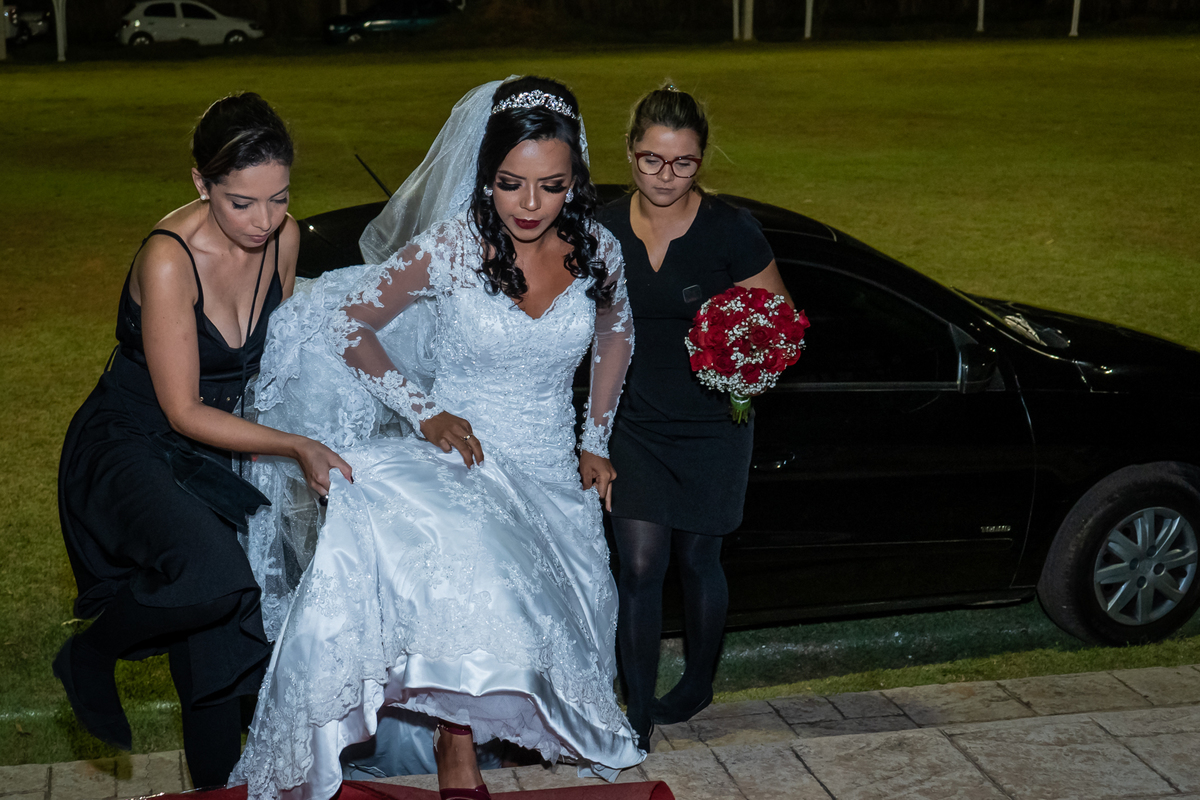 cerimonial conduzindo a noiva ate a entrada