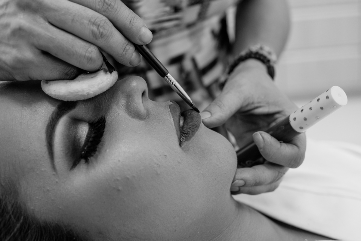 noiva em seus últimos detalhes, batom