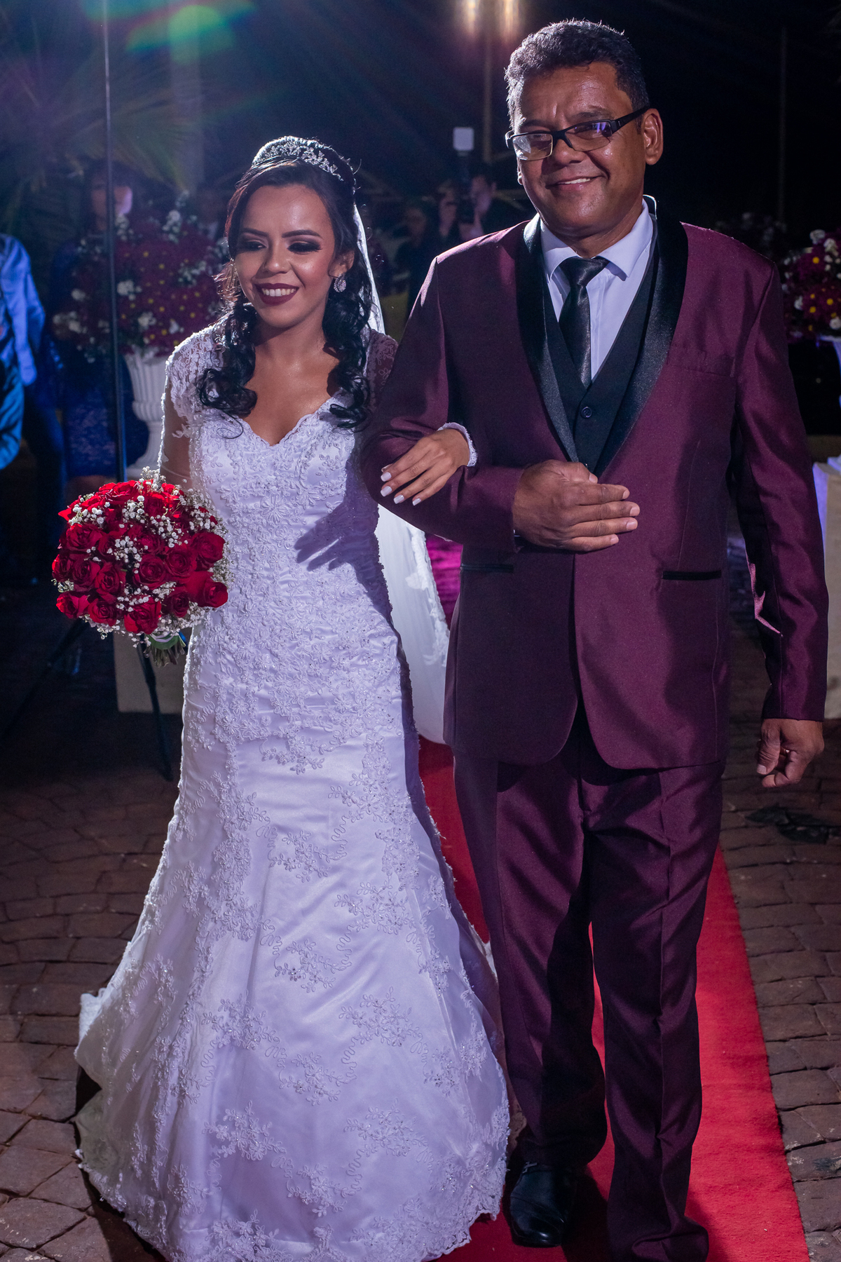 noiva e seu Pai indo ao encontro do noivo