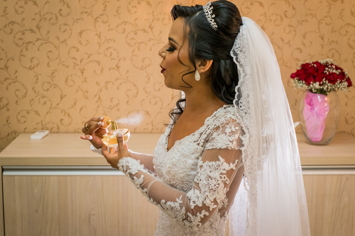 noiva passando seu perfume predileto