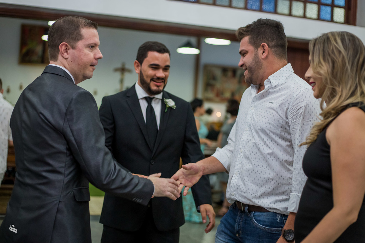 noivo recebendo os cumprimentos dos convidados na porta da igreja Santa Cruz