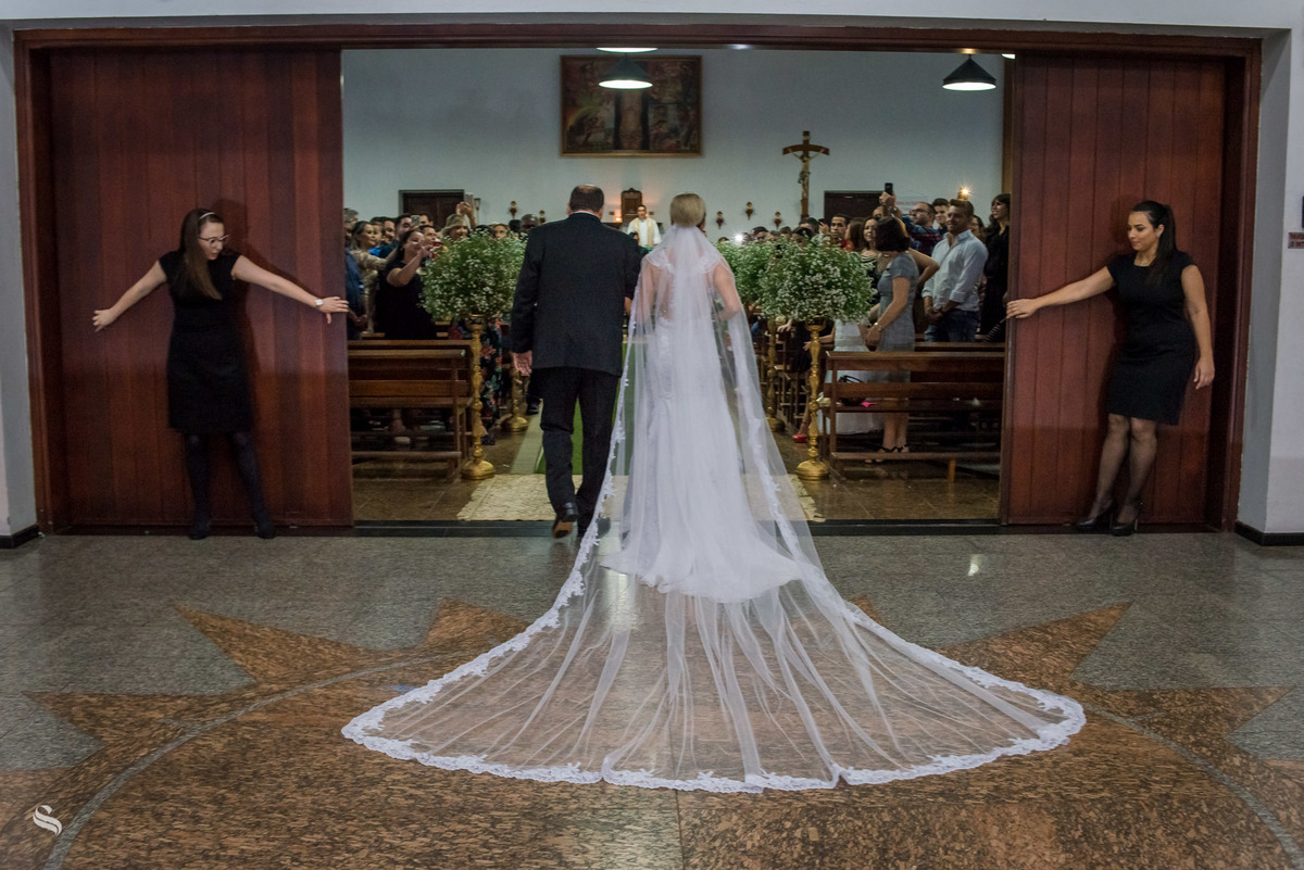 E toca a marcha nupcial a entrada da noiva o momento mais aguardado por todos.