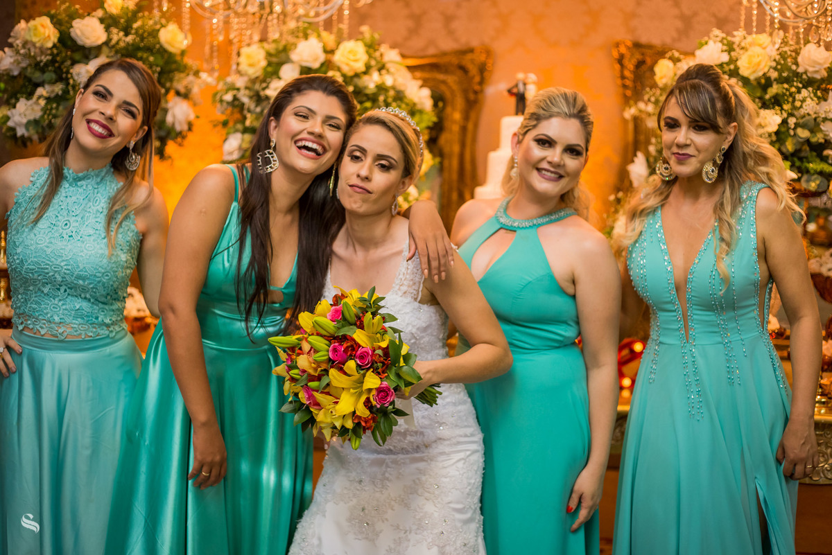 A amizade não se compra, se encontra. A felicidade não se encontra, se sente. O amor não se sente, se vive.