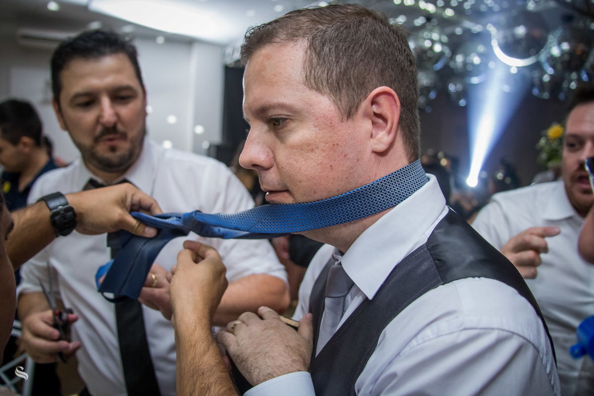 diversão total no corte da gravata