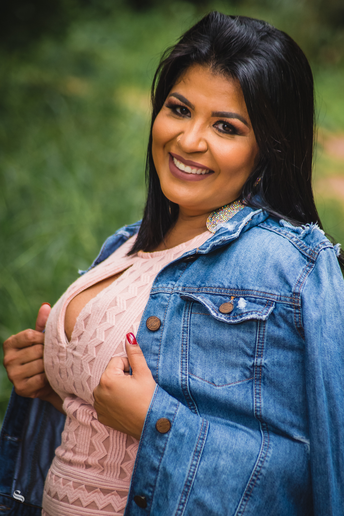 Ensaio de retrato feminino de Delia Moura, realizado na Rodovia do Peixe em Rondonópolis, por Sergio Simões fotógrafo de Rondonópolis, Mato Grosso e região. 