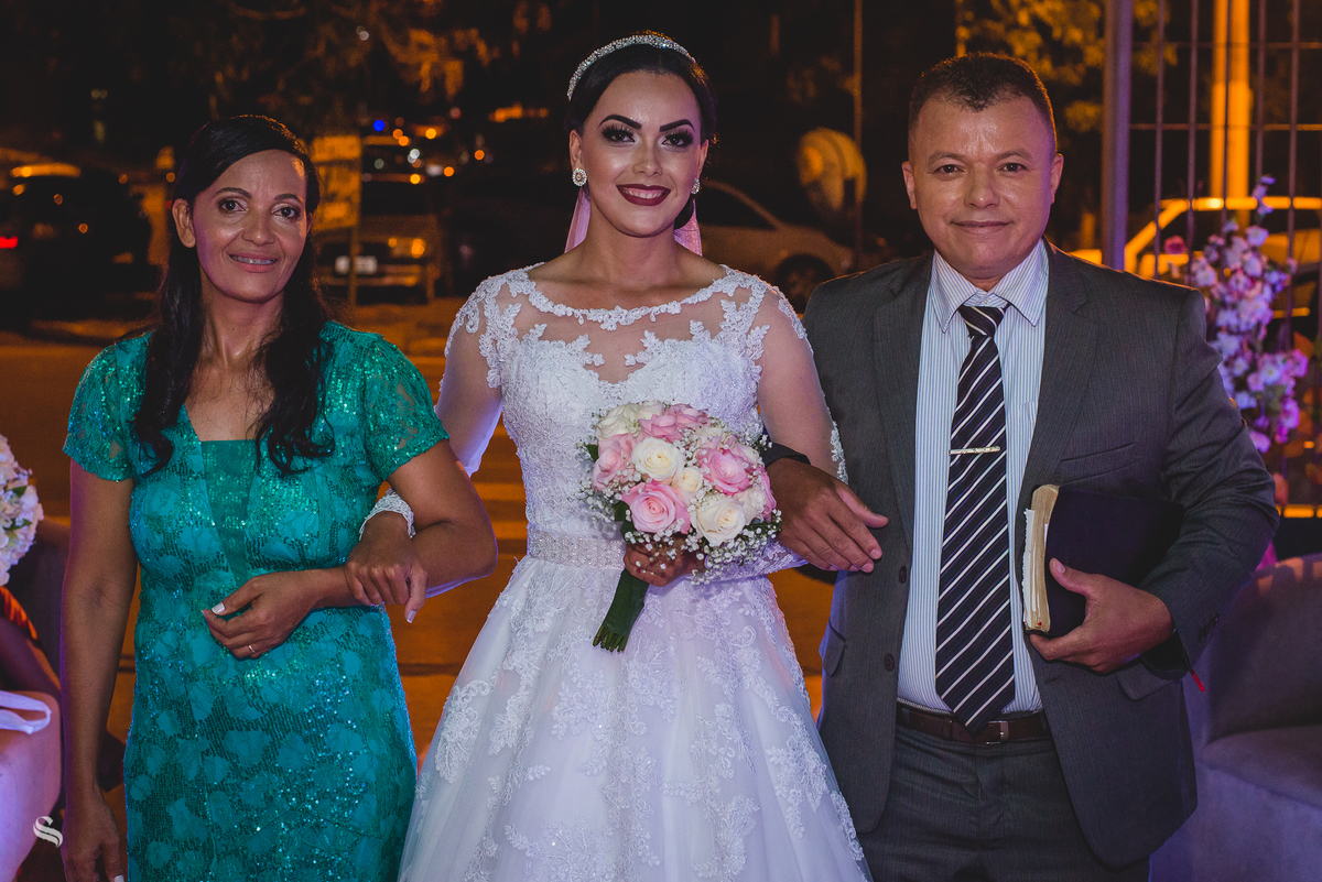 Casamento externo de Thais e João Paulo, realizado na igreja Familia em Cristo, por Sergio Simões fotógrafo de Rondonópolis, Mato Grosso e região.