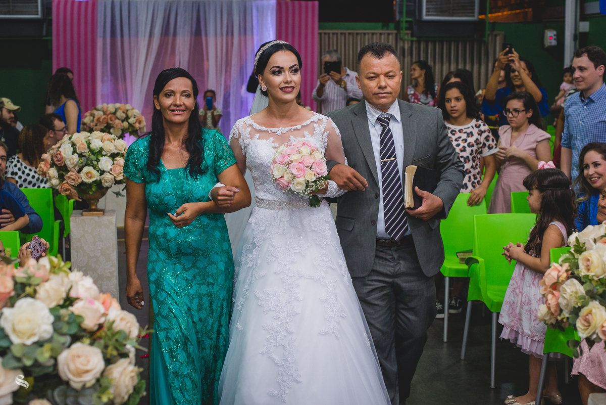 Casamento externo de Thais e João Paulo, realizado na igreja Familia em Cristo, por Sergio Simões fotógrafo de Rondonópolis, Mato Grosso e região.
