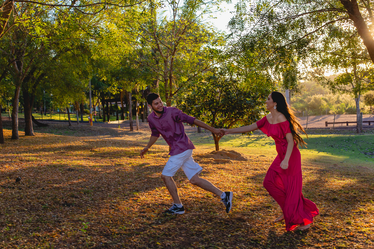 Ensaio de casal pré-wedding de Stefani e Eliezer no Espaço Bem Viver em Rondonópolis, pelo fotografo Sergio Simões