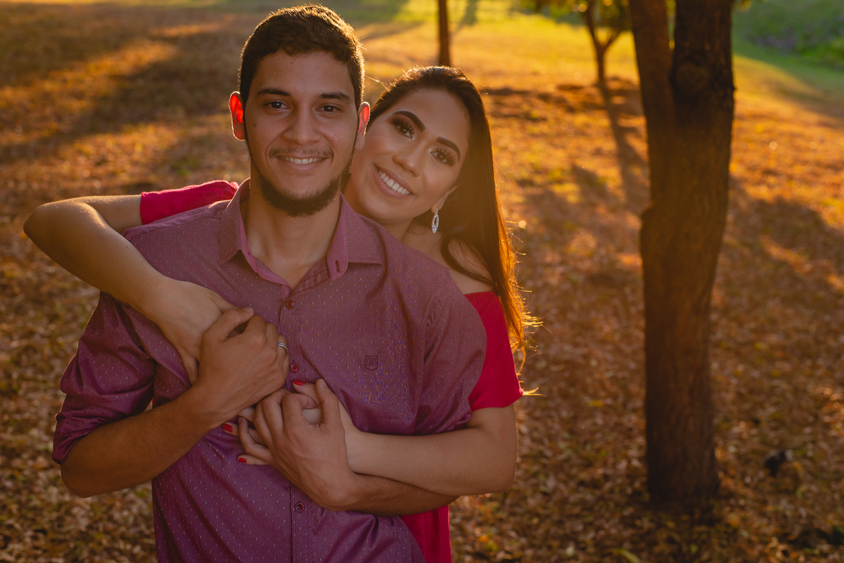 Ensaio de casal pré-wedding de Stefani e Eliezer no Espaço Bem Viver em Rondonópolis, pelo fotografo Sergio Simões