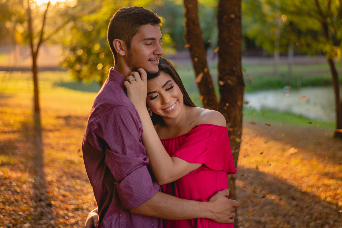 Ensaio de casal pré-wedding de Stefani e Eliezer no Espaço Bem Viver em Rondonópolis, pelo fotografo Sergio Simões