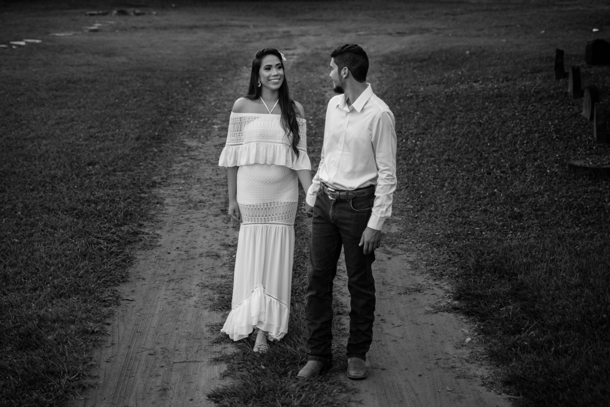 Ensaio de casal pré-wedding de Stefani e Eliezer no Espaço Bem Viver em Rondonópolis, pelo fotografo Sergio Simões