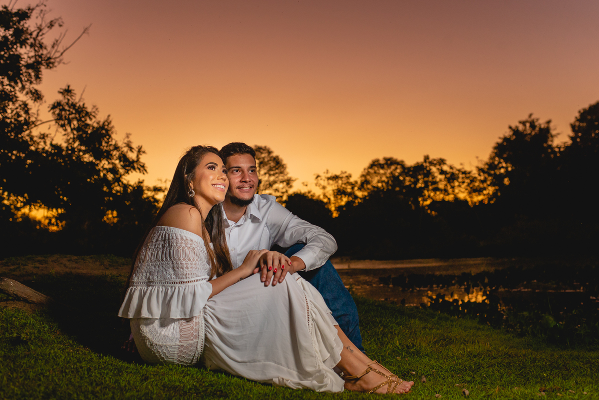Ensaio de casal pré-wedding de Stefani e Eliezer no Espaço Bem Viver em Rondonópolis, pelo fotografo Sergio Simões