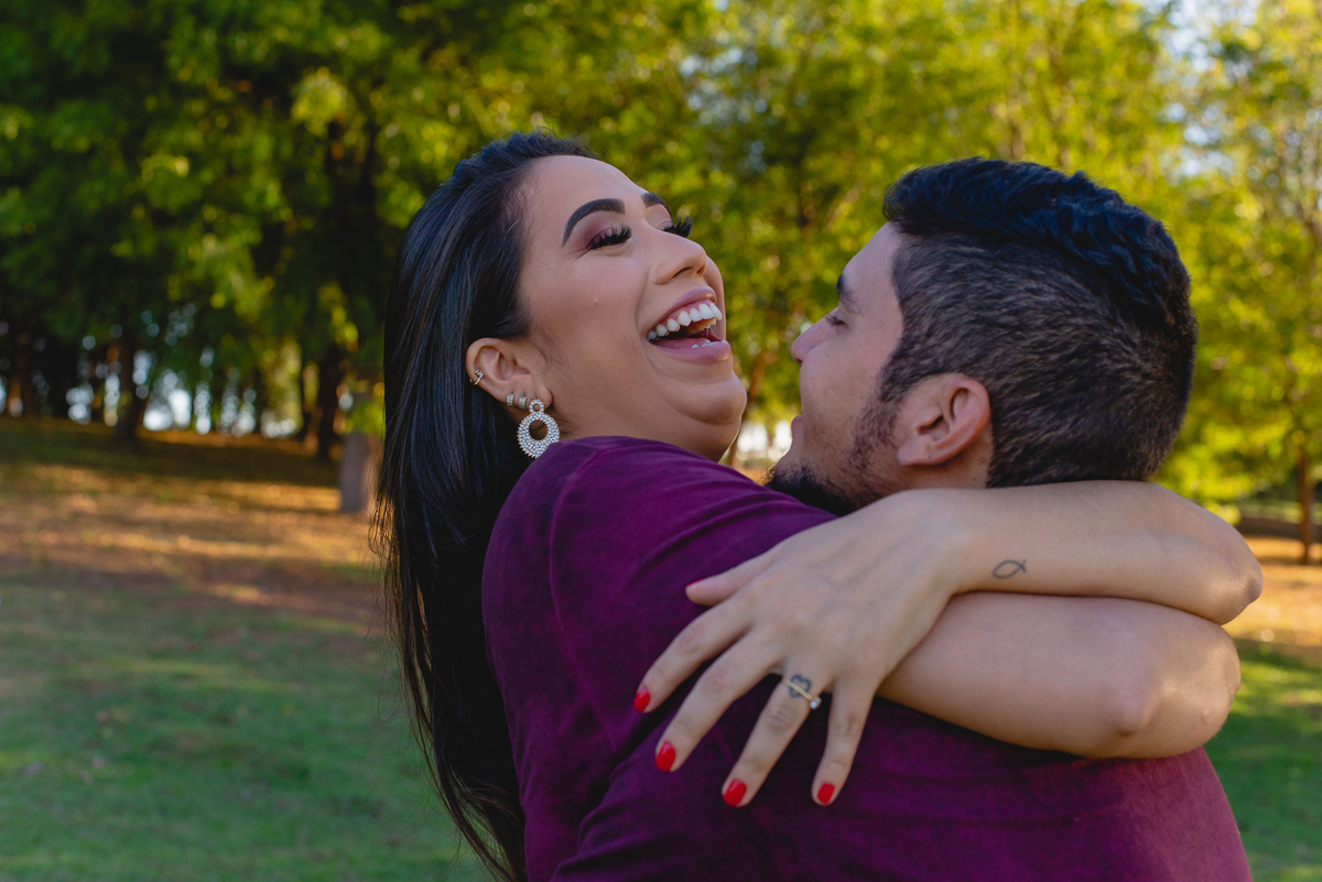 Ensaio de casal pré-wedding de Stefani e Eliezer no Espaço Bem Viver em Rondonópolis, pelo fotografo Sergio Simões