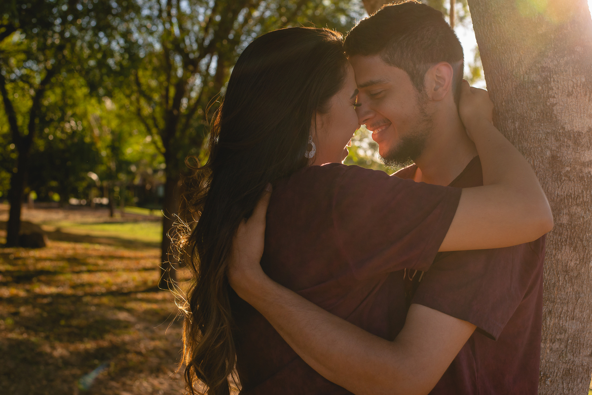 Ensaio de casal pré-wedding de Stefani e Eliezer no Espaço Bem Viver em Rondonópolis, pelo fotografo Sergio Simões