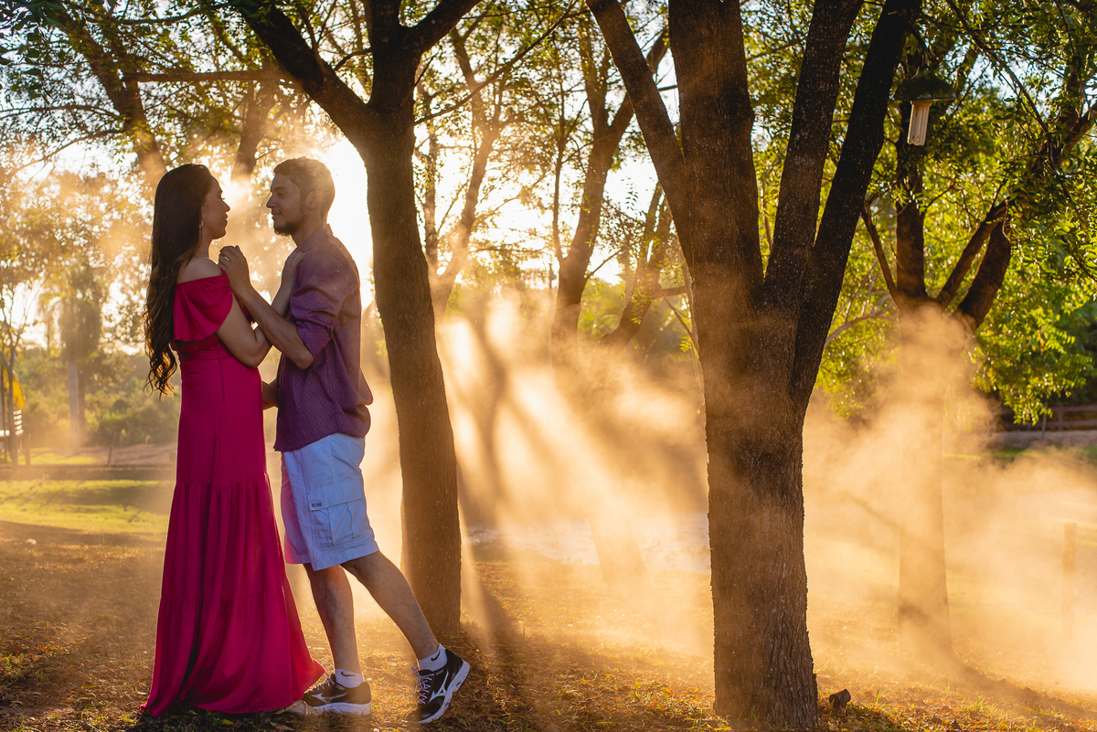 Ensaio de casal pré-wedding de Stefani e Eliezer no Espaço Bem Viver em Rondonópolis, pelo fotografo Sergio Simões