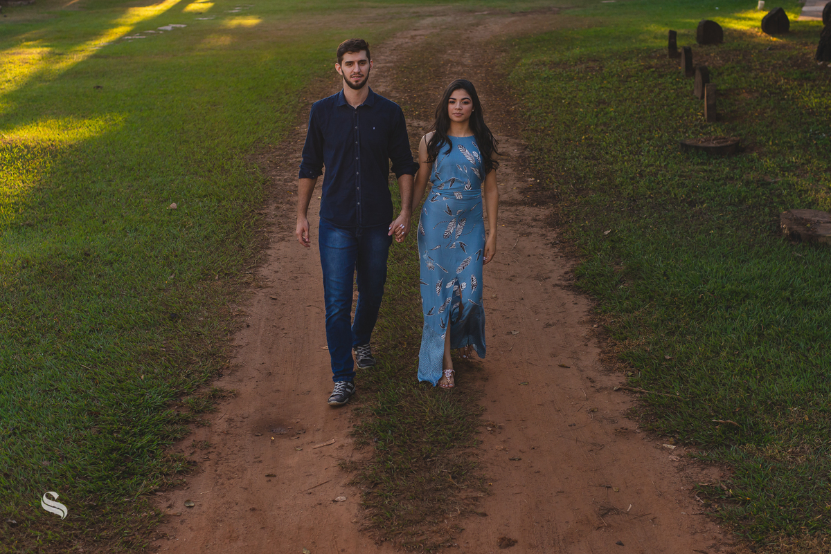 Ensaio de casal pré-wedding de Deborah e Mauricio no Espaço Bem Viver em Rondonópolis, pelo fotografo Sergio Simões 