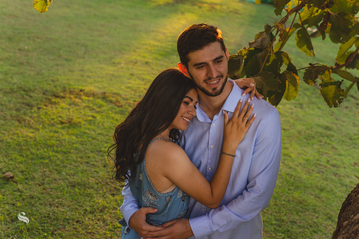 Ensaio de casal pré-wedding de Deborah e Mauricio no Espaço Bem Viver em Rondonópolis, pelo fotografo Sergio Simões 