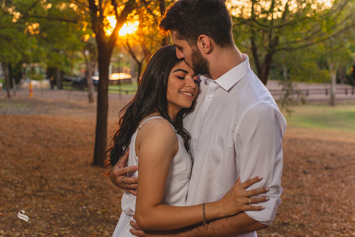 Ensaio de casal pré-wedding de Deborah e Mauricio no Espaço Bem Viver em Rondonópolis, pelo fotografo Sergio Simões 