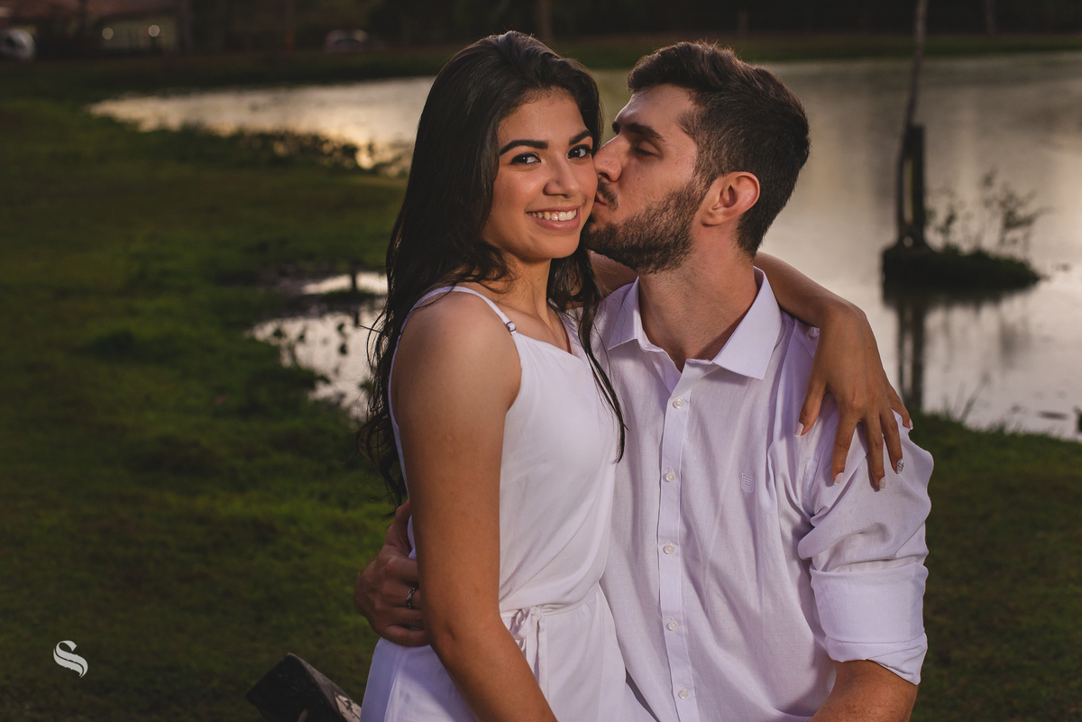 Ensaio de casal pré-wedding de Deborah e Mauricio no Espaço Bem Viver em Rondonópolis, pelo fotografo Sergio Simões 