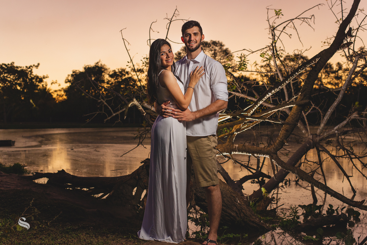 Ensaio de casal pré-wedding de Deborah e Mauricio no Espaço Bem Viver em Rondonópolis, pelo fotografo Sergio Simões 