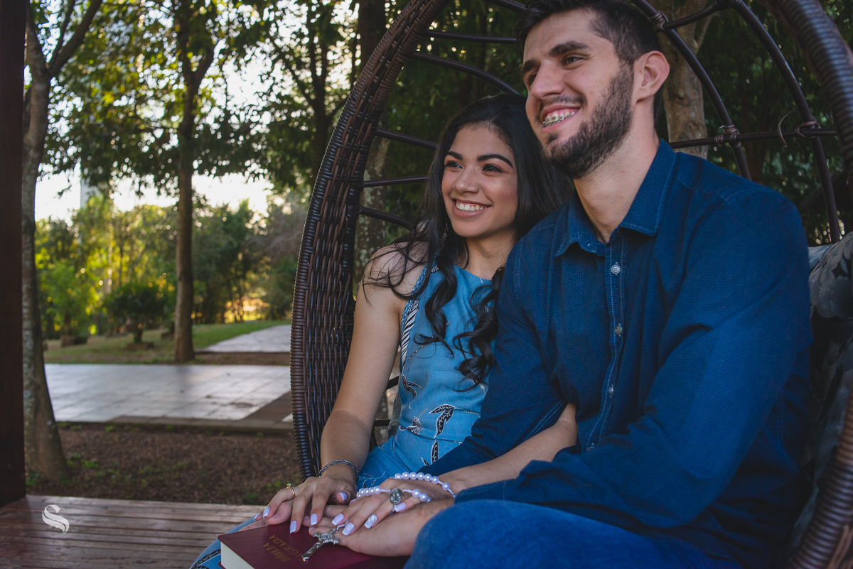 Ensaio de casal pré-wedding de Deborah e Mauricio no Espaço Bem Viver em Rondonópolis, pelo fotografo Sergio Simões 