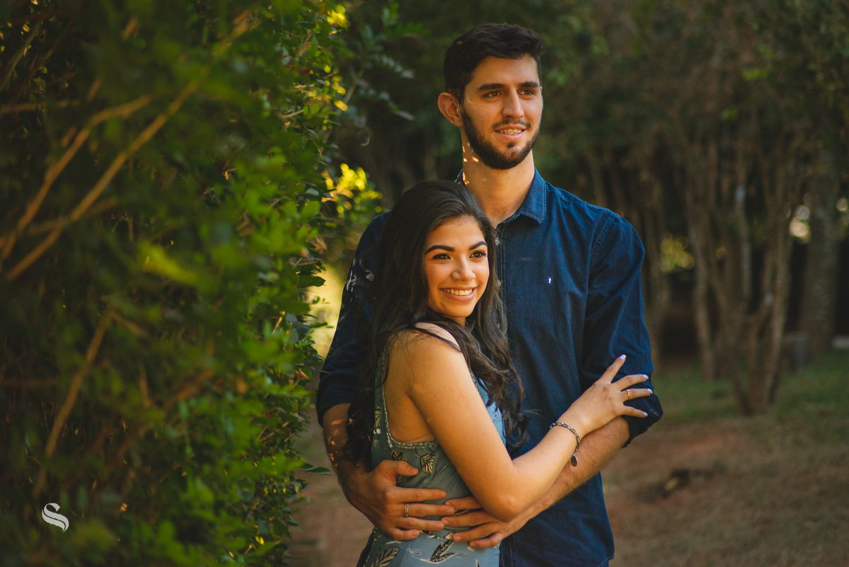 Ensaio de casal pré-wedding de Deborah e Mauricio no Espaço Bem Viver em Rondonópolis, pelo fotografo Sergio Simões 