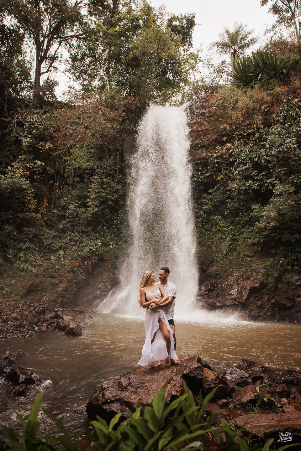 fotógrafo bh, belo horizonte, cachoeira, casal tumblr, ensaio de casal, ensaio de casal na cachoeira, fotógrafo victor ataide, fotos de casal, pedro leopoldo, uberlandia, victor ataide