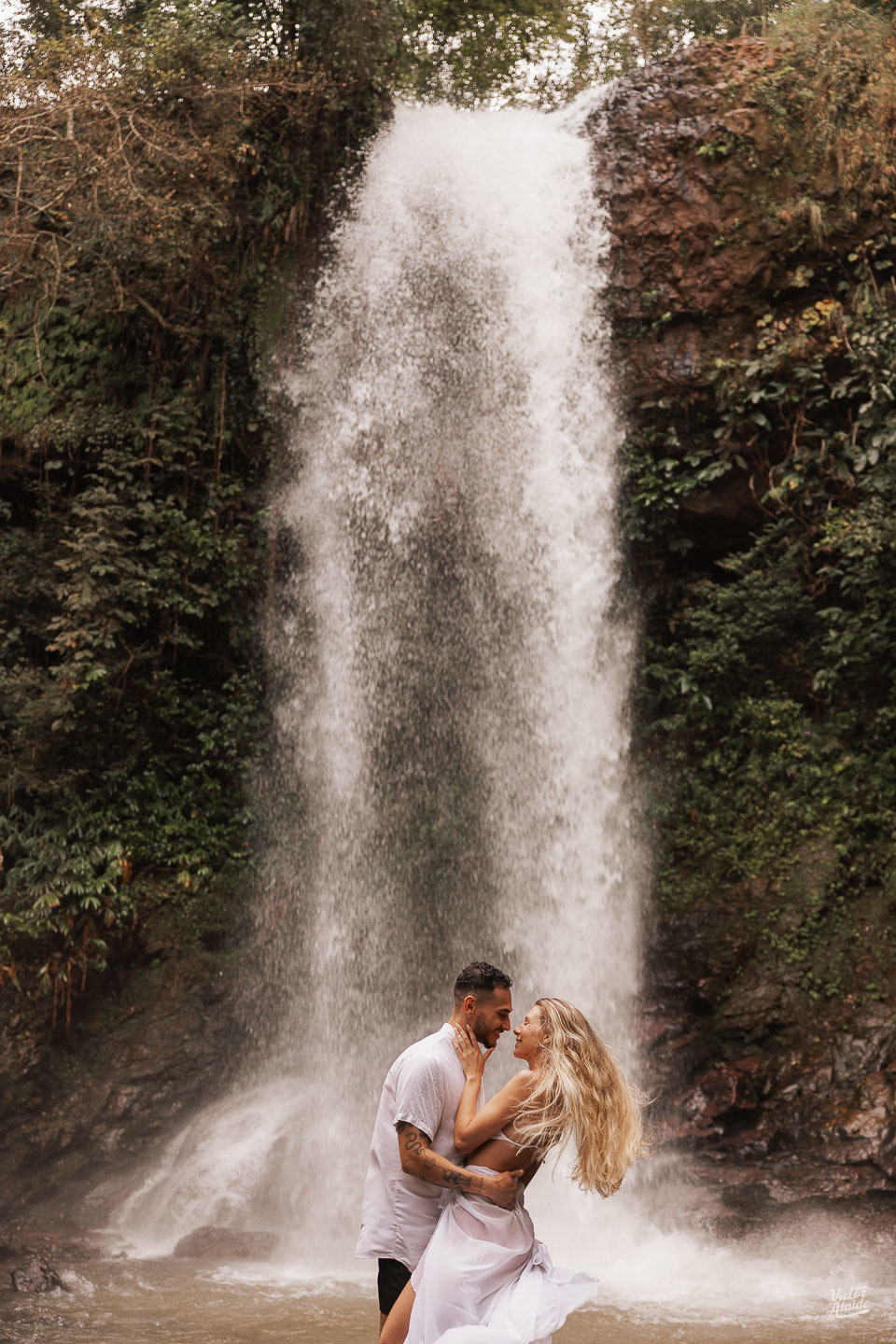 fotógrafo bh, belo horizonte, cachoeira, casal tumblr, ensaio de casal, ensaio de casal na cachoeira, fotógrafo victor ataide, fotos de casal, pedro leopoldo, uberlandia, victor ataide