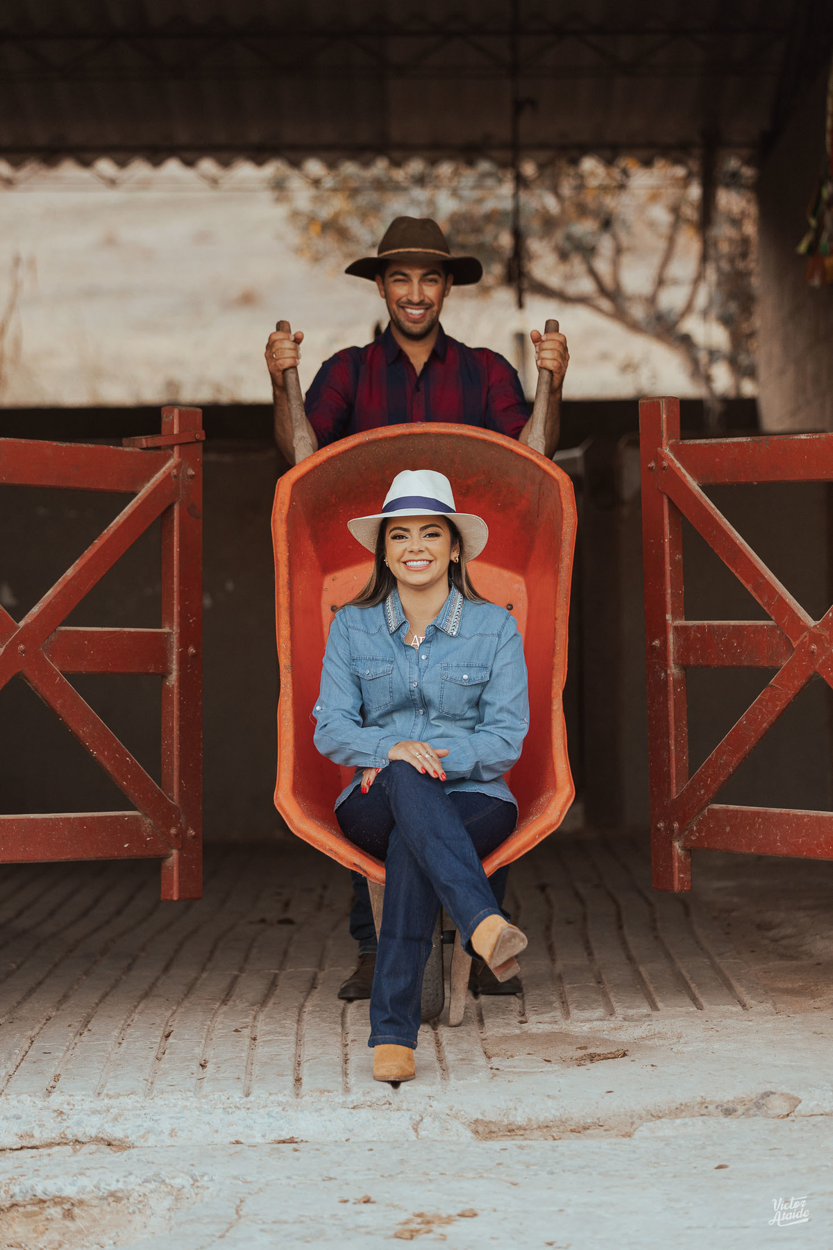 fotografo bh, fotógrafo de casamento bh, belo horizonte, casar, cavalo, chapéu, ensaio com cavalo, ensaio pré, ensaio pré-casamento, ensaio rústico, fotografia, fotógrafo, fotógrafo de casamento, haras, pedro leopoldo, victor ataide