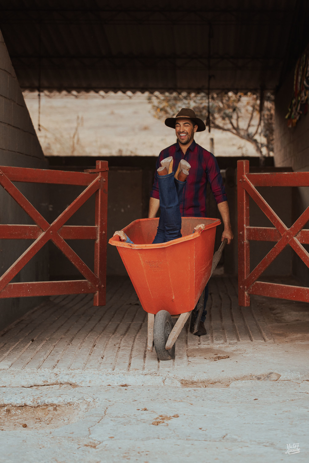 fotografo bh, fotógrafo de casamento bh, belo horizonte, casar, cavalo, chapéu, ensaio com cavalo, ensaio pré, ensaio pré-casamento, ensaio rústico, fotografia, fotógrafo, fotógrafo de casamento, haras, pedro leopoldo, victor ataide