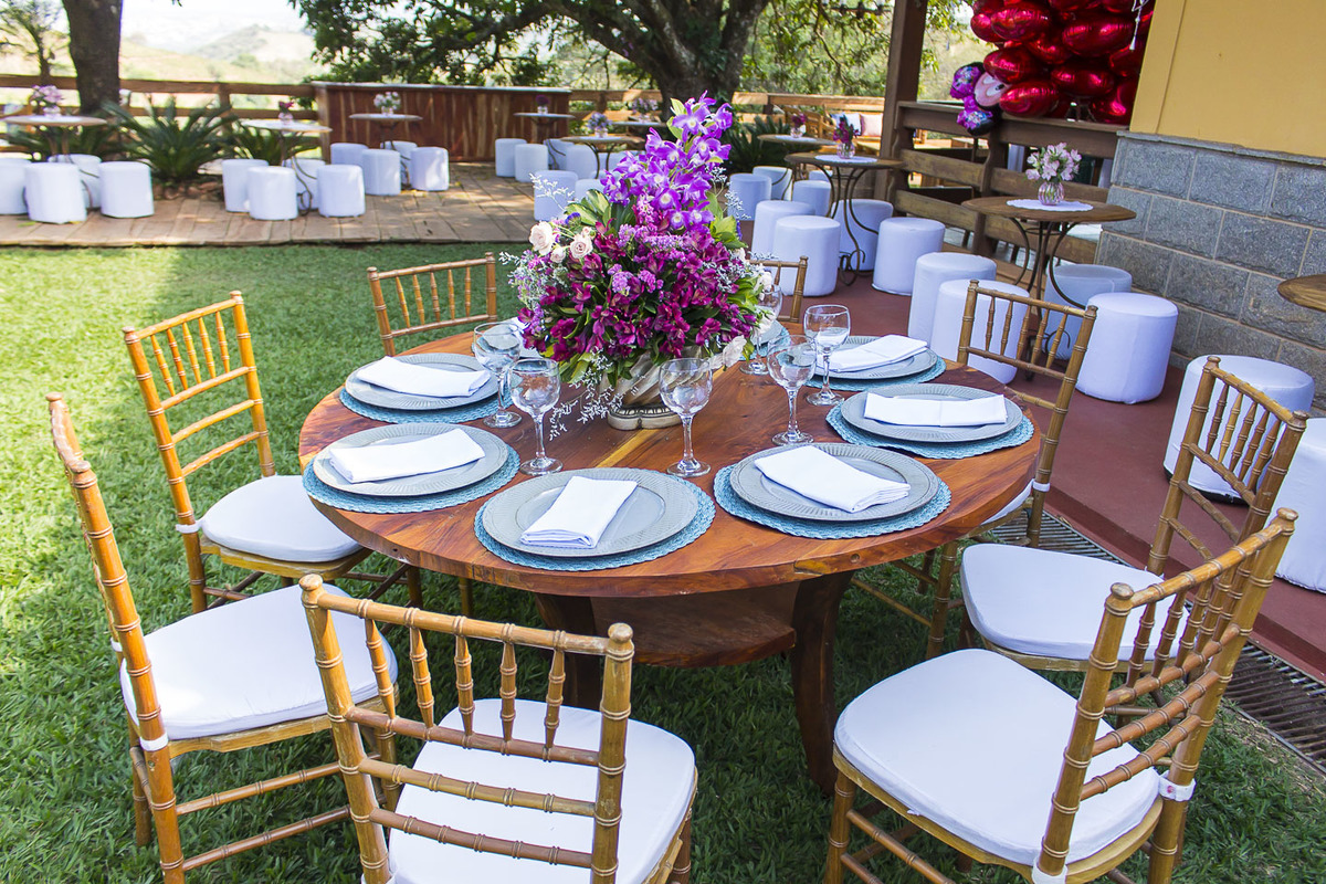 mesa redonda com toda decoração, guardanapo, arranjo, flores, taças