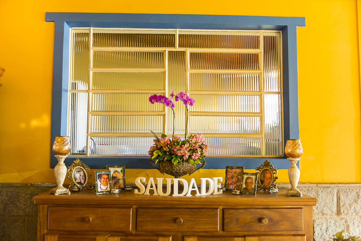 mesa com fotos dos avós na mesa de decoração