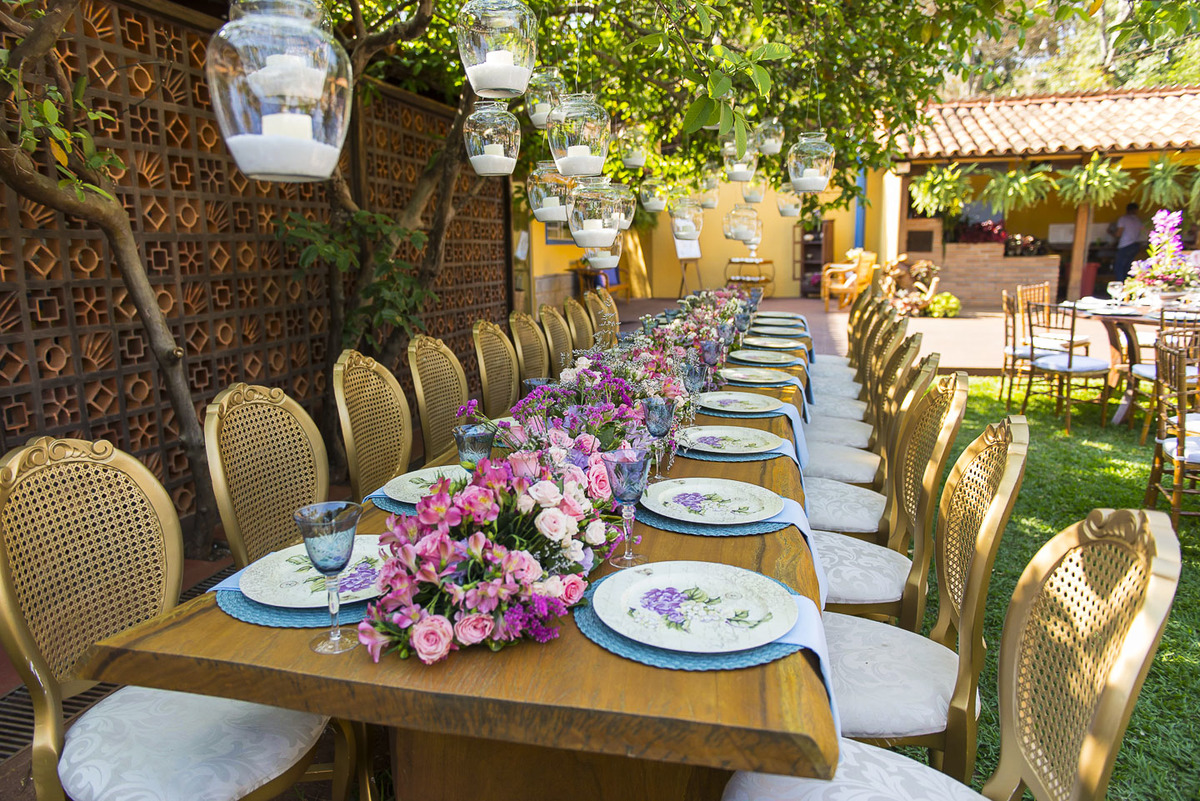 mesa completa dos pais, copos, flores