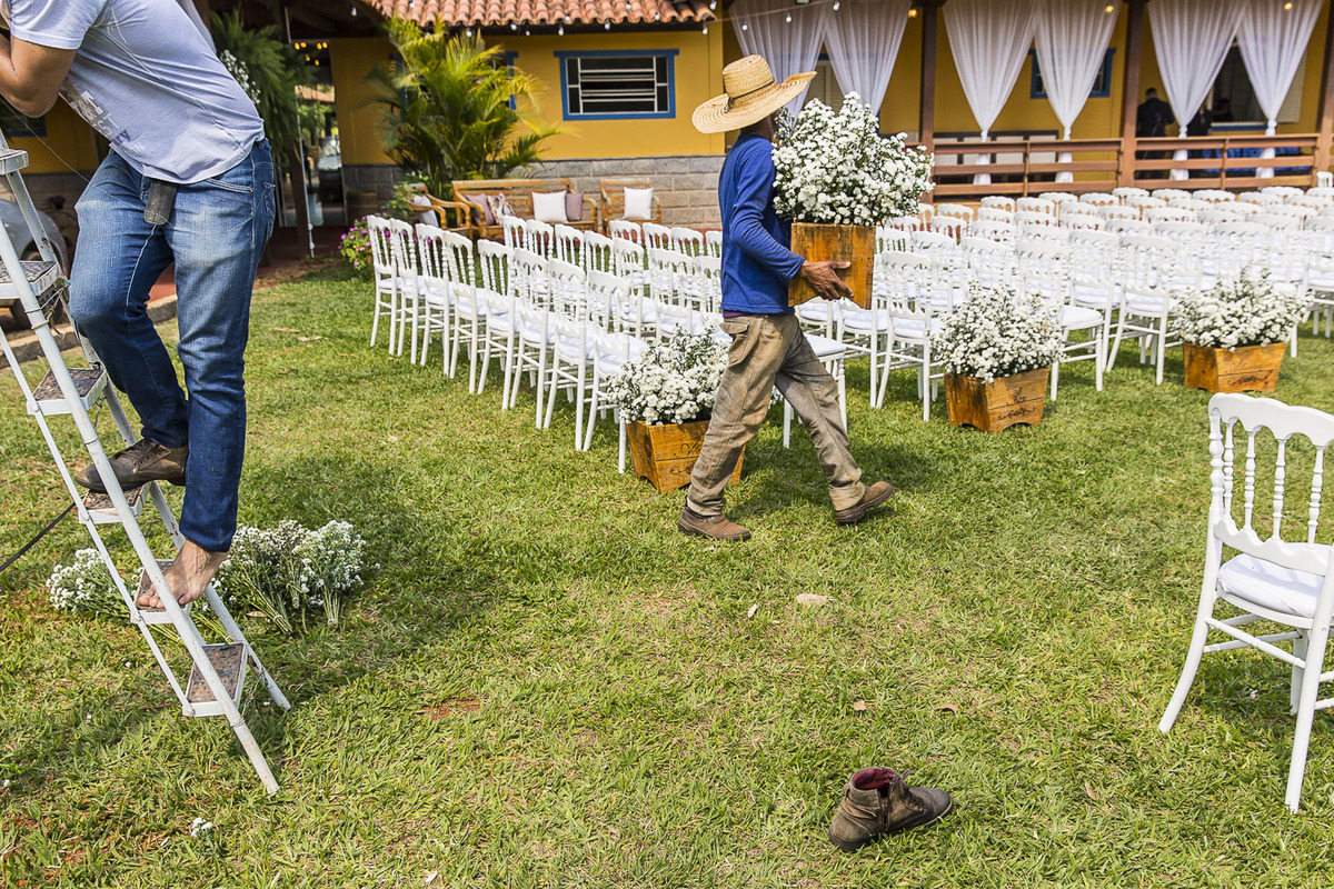 arrumando arranjos e flores para o casamento
