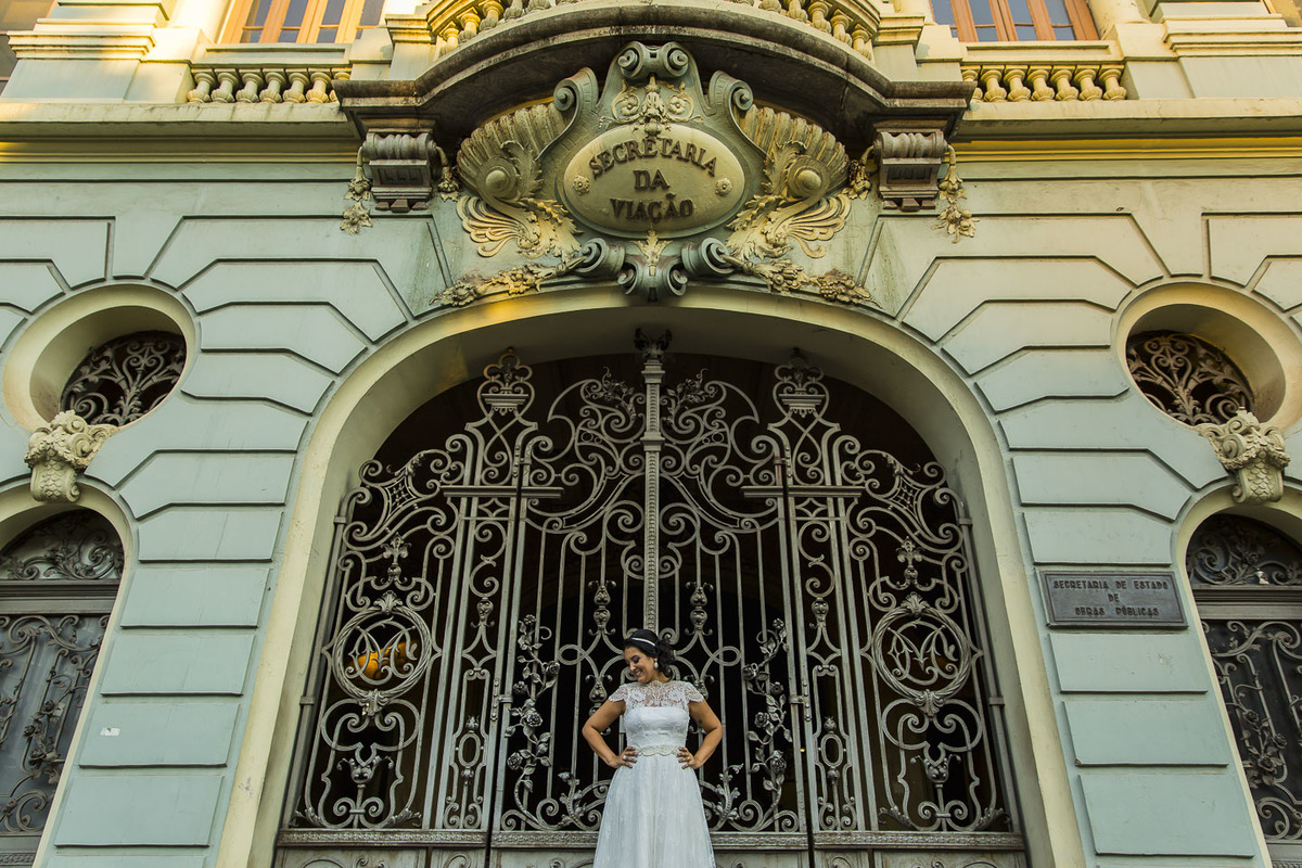 Noiva posada em frente o museu