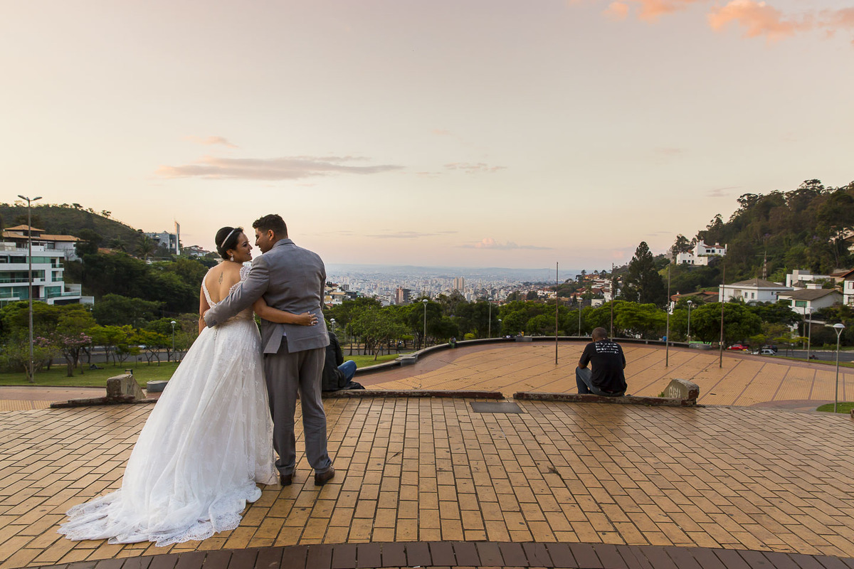 Casal contemplando o por do sol na praça do papa, vista de Belo Horizonte