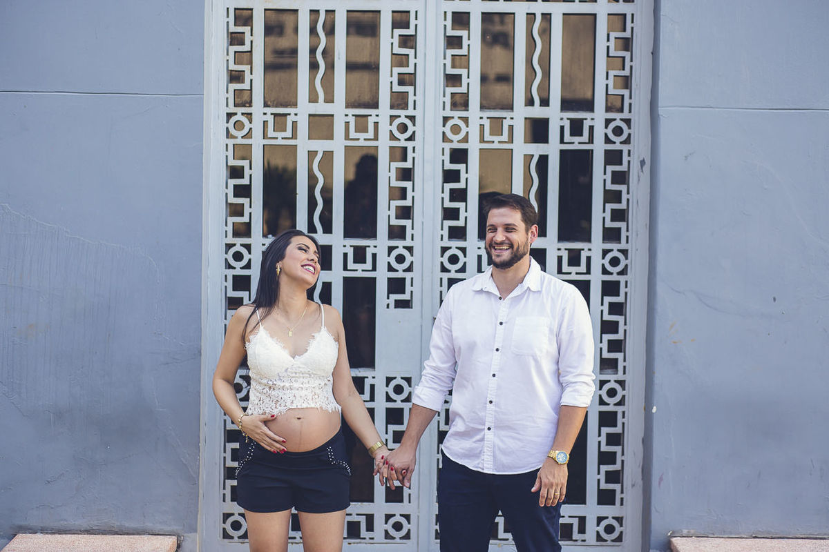 Risos de alegria no ensaio de gestante no estado de Goiás