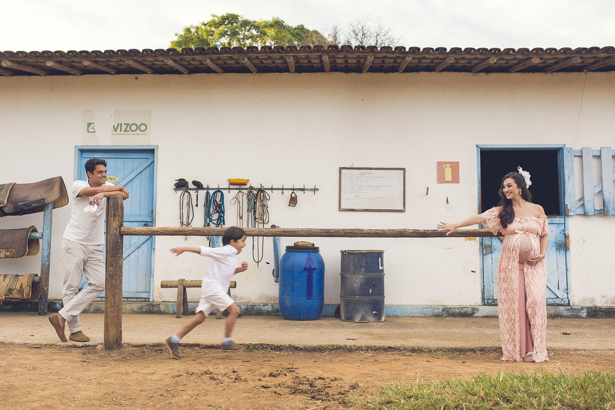 ensaio gestante realizado em Pedro Leopoldo, família de mãos dadas, abraço, área hípica, restaurante panela de pedra, gestação, fotógrafo de gestante