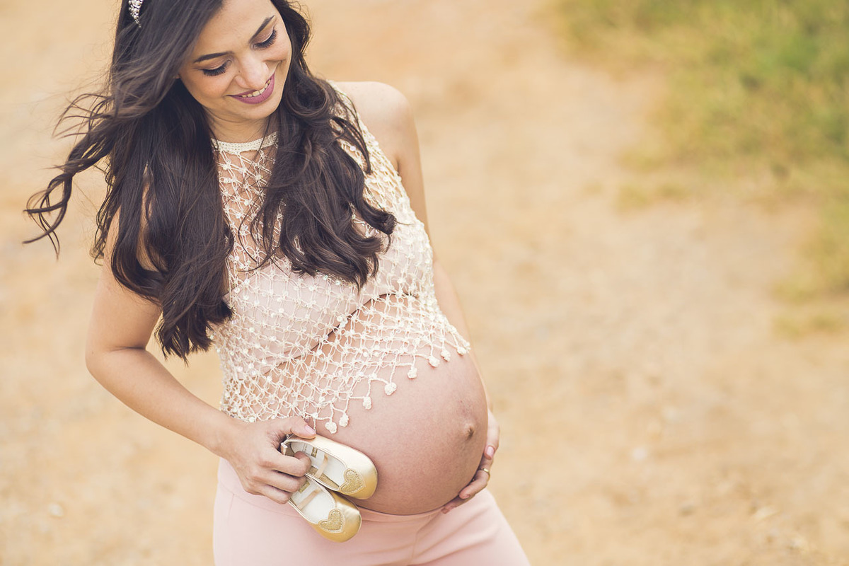 ensaio gestante realizado em Pedro Leopoldo, família de mãos dadas, abraço, área hípica, restaurante panela de pedra, gestação