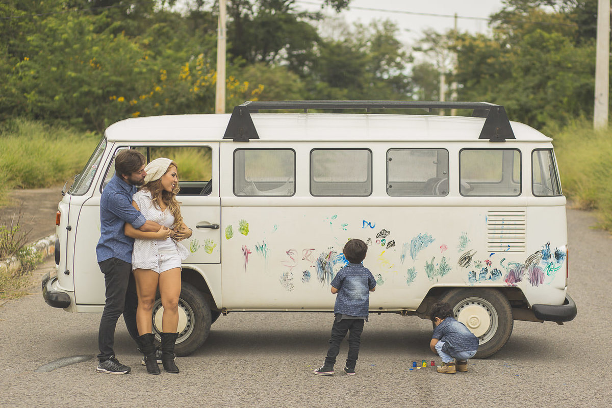 carro, casal, casal e filhos, ensaio, ensaio família, fotografia, fotógrafo de belo horizonte, fotógrafo de pedro leopoldo, kombi, luz do dia, pedro leopoldo, abraço, victor ataide, victorataide