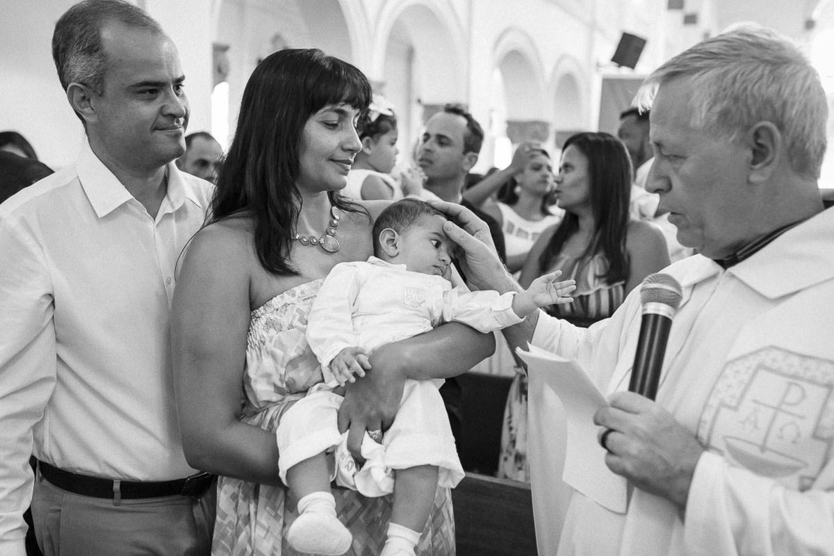 batizado, igreja matriz, igreja senhor bom jesus, victor ataide, fotógrafo, almoço família, matozinhos, padre, benção