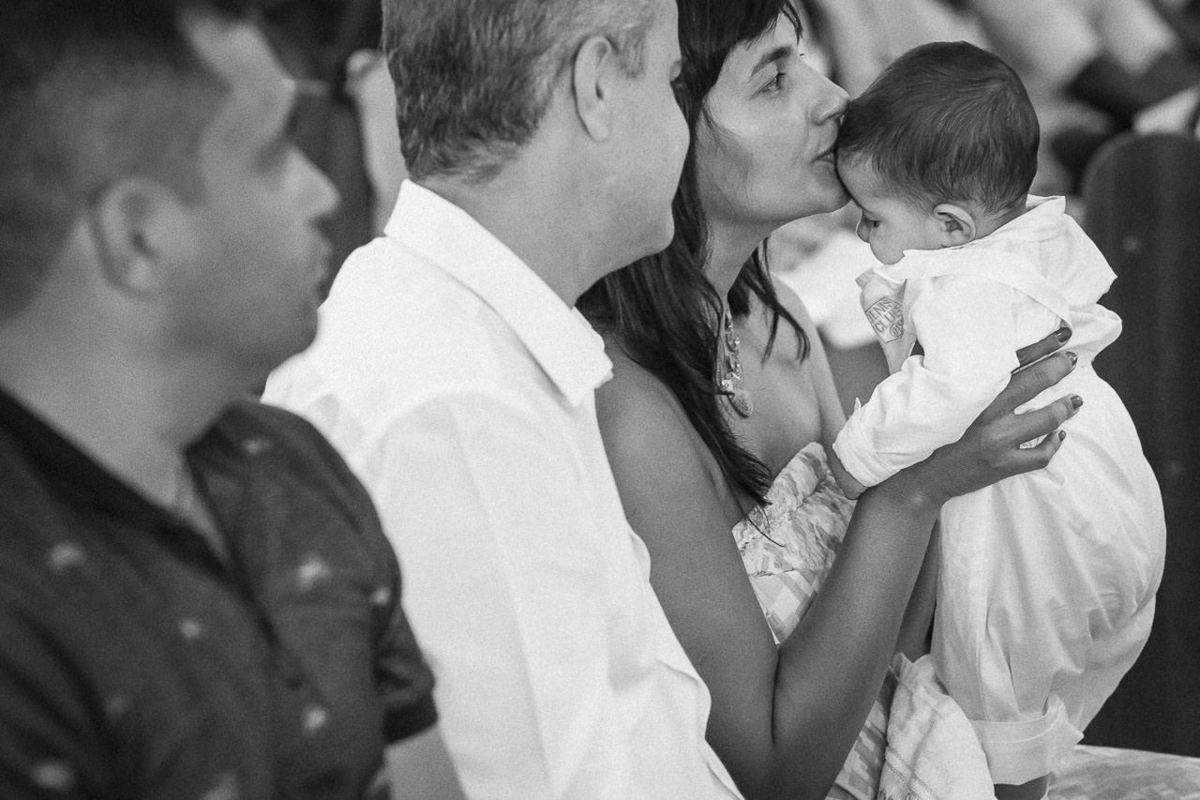 batizado, igreja matriz, igreja senhor bom jesus, victor ataide, fotógrafo, almoço família, matozinhos, beijo