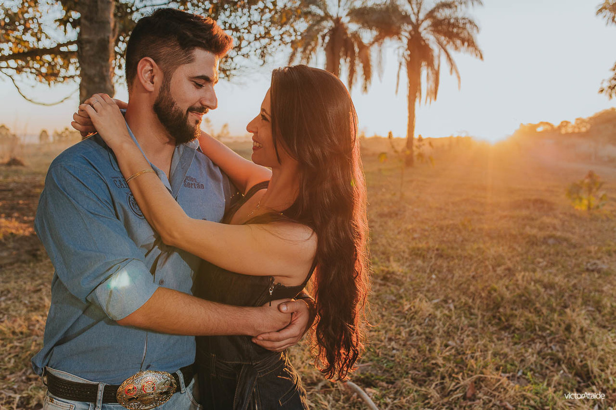 abraço, sirriso, casamento, casar de dia, cedro do abaeté, ensaio, fotografia, fotógrafo de casamento, noiva, noivos, pedro leopoldo, por do sol, pré-casamento, pré-wedding, victor ataide, victorataide, dores do indaiá