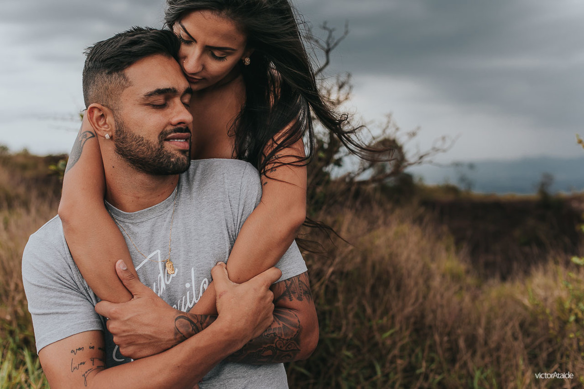 ensaio, pré-casamento, pré wedding, topo do mundo, fotografia, fotógrafo de casamento, fotógrafo belo horizonte, victor ataide, ensaio casal, tatuagem, abraço, beijo