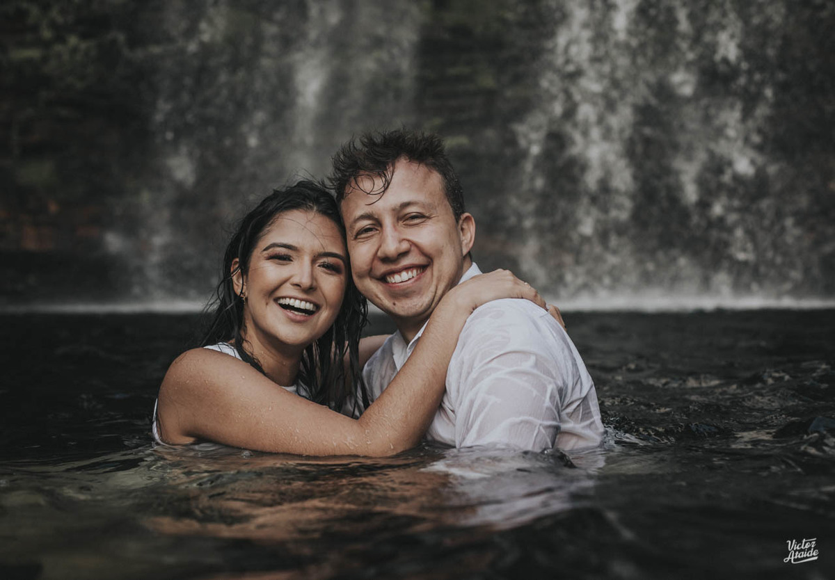 ensaio, cachoeira, pre-casamento, serra do cipo, victor ataide, cachoeira da farofa, minas gerais, casal, fotografia, dentro d'água, sorrso