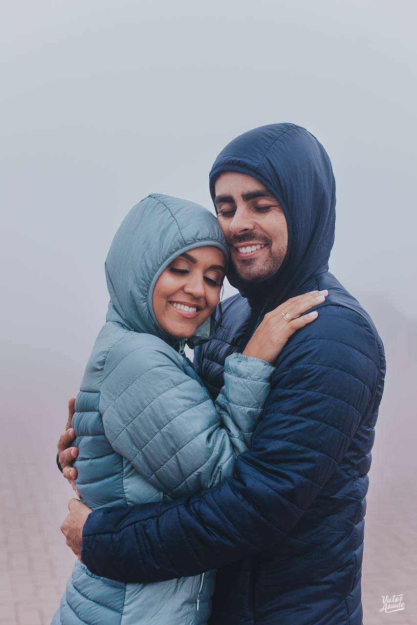 belo horizonte, caeté, casamento, casamento bh, ensaio, ensaio de casal, fotografia, fotógrafo de casamento, lugar para tirar fotos em bh, neblima, pré-casamento, pré-wedding, rosto, serra da piedade, serração, victor ataide, abraço